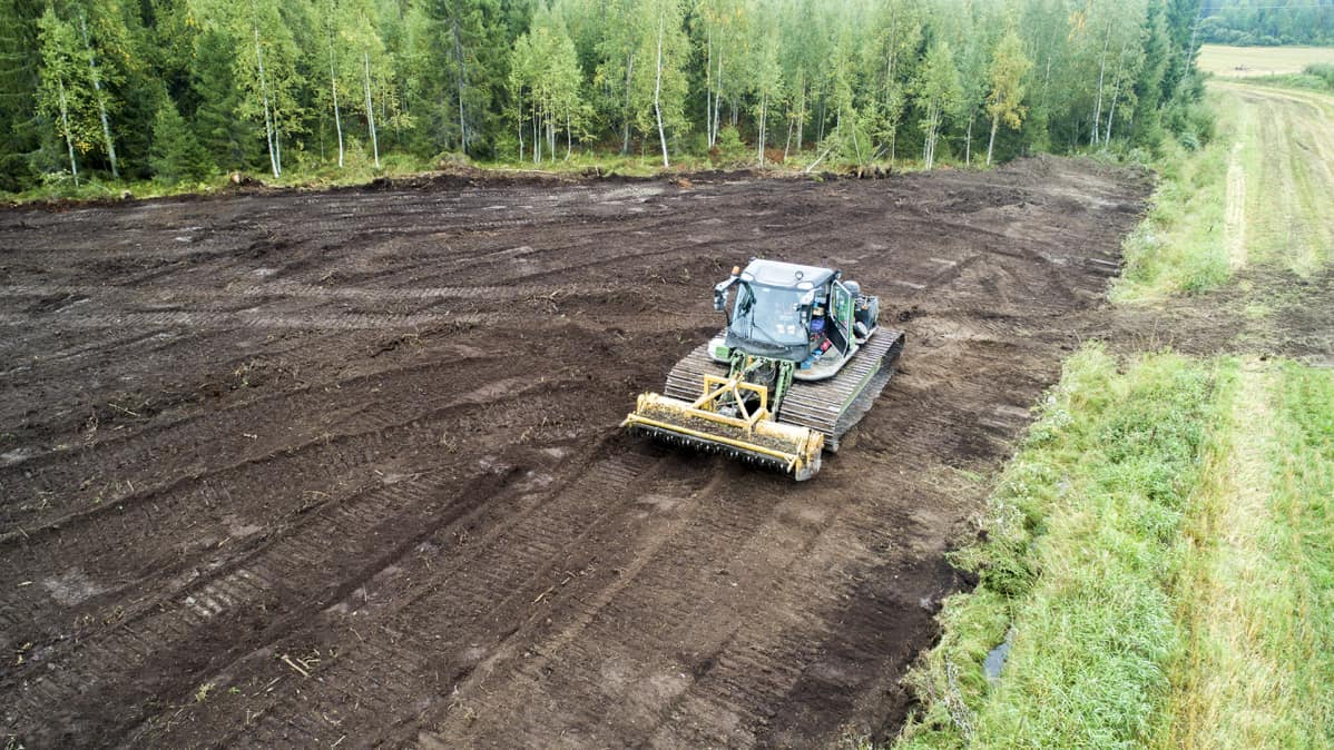 Työkone raivaa peltoa ilmakuva