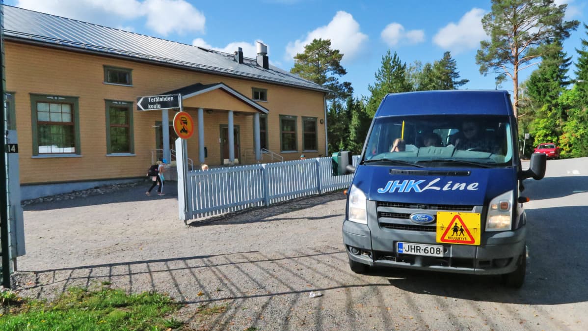Koulukyyti lähdössä Terälahden koulun pihasta