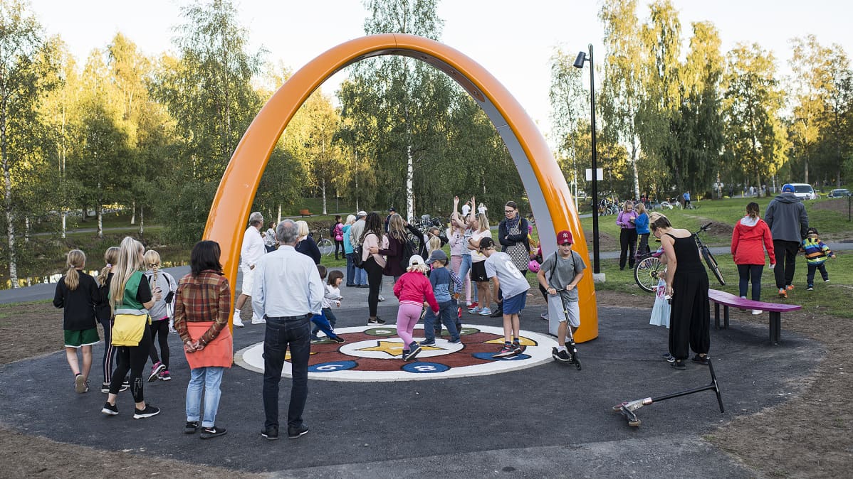 Ihmisiä Hollihaan puistossa.