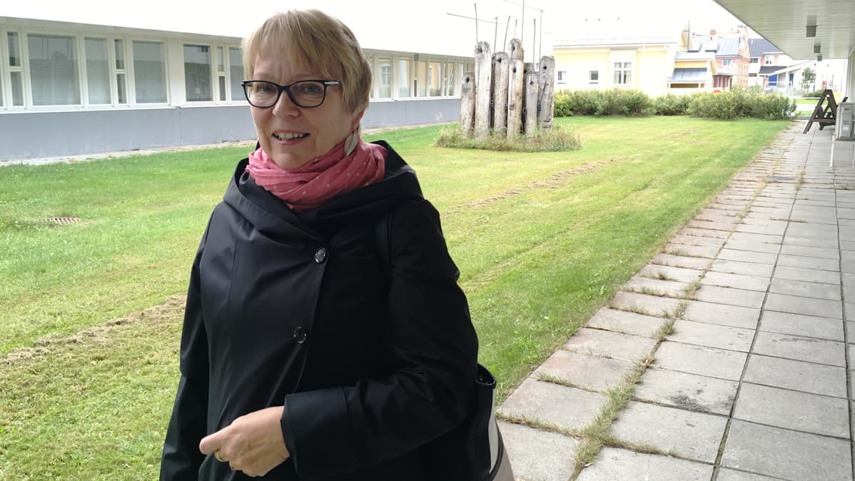 Ritva Sonntag Länsi-Pohjan keskussairaalan sisäpihalla.