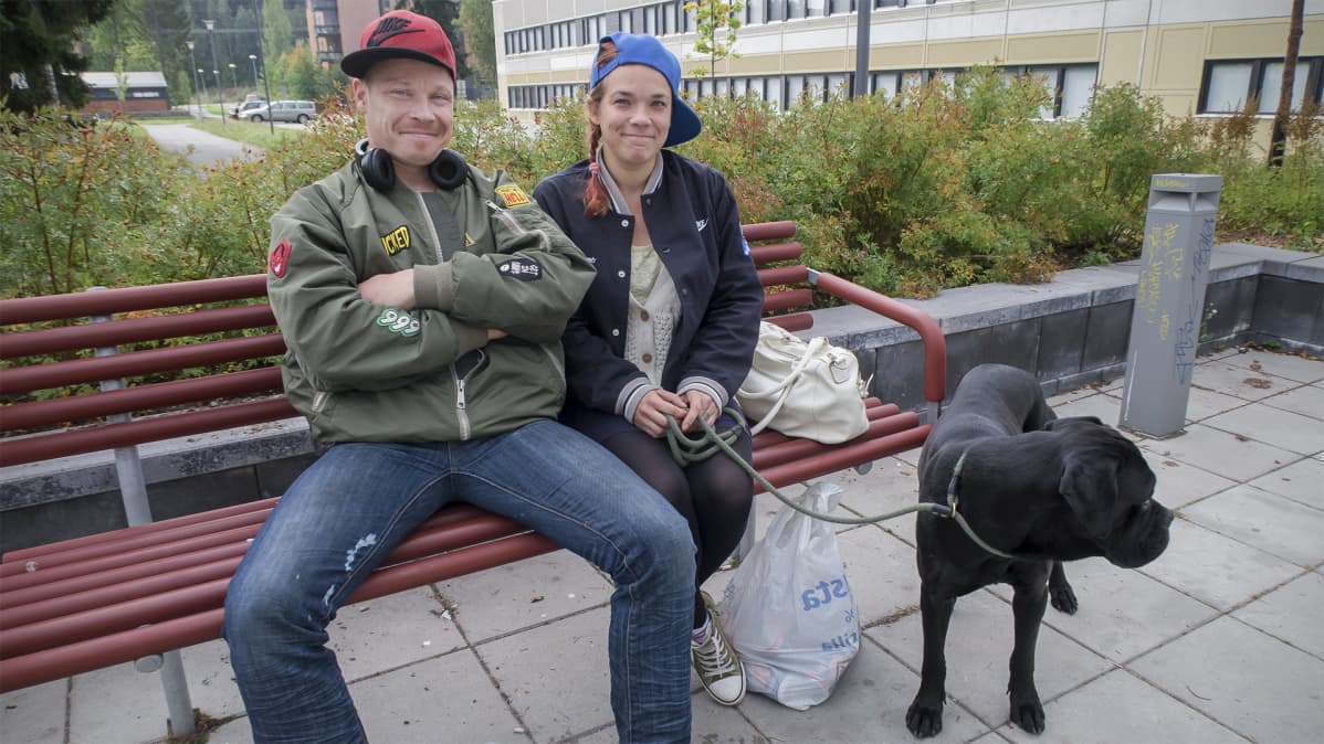 Nuoripari istuu penkillä
