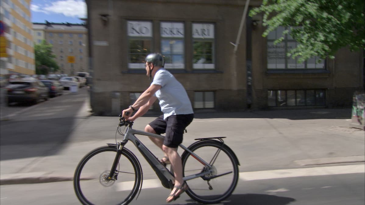 Sähköavusteinen polkypyörä Specialized Turbo Vado kääntyy Aleksis Kiven kadulta. Toimittaja Matti Toivonen ajaa (kypärä päässä).