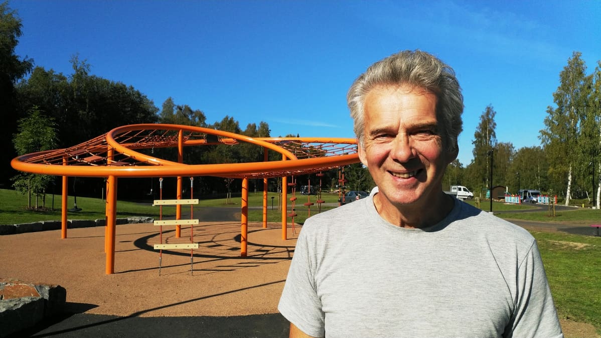 Terho Lindberg ja takana suuri kiipeilyteline