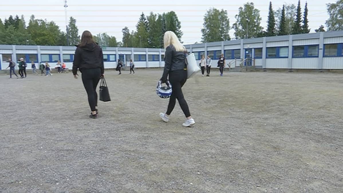 Hämeenlinnanyhteiskoulun parakkikylän pihaa