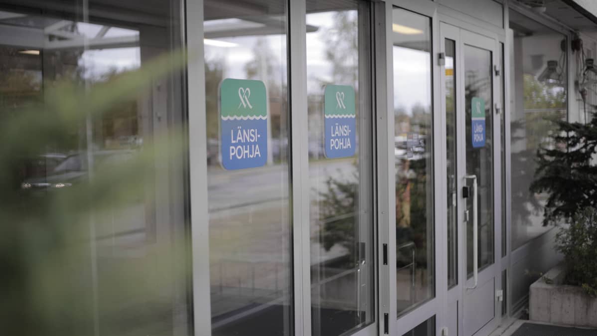 Länsi-Pohjan keskussairaalan pääovi