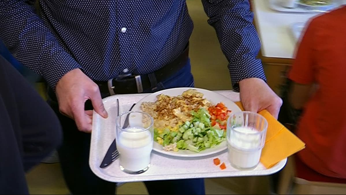 Antti Taipale kouluruokalassa
