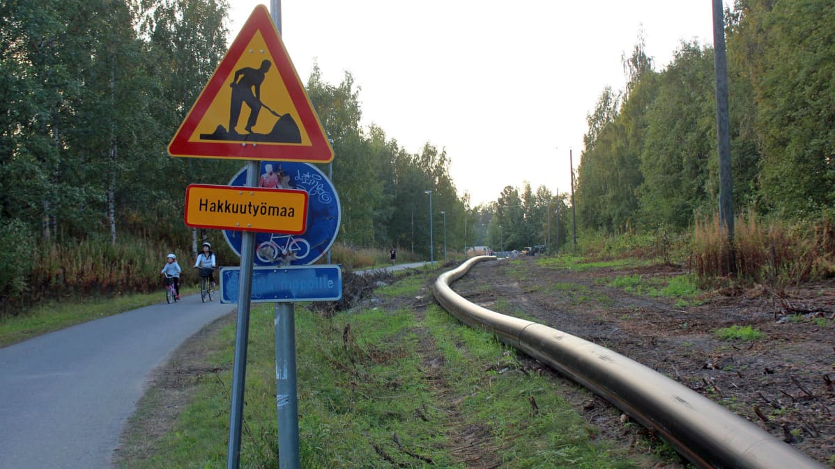 Uutta Palokkajärven viemärilinjaa kootaan Löylyjoen suulla Nelostien varressa.