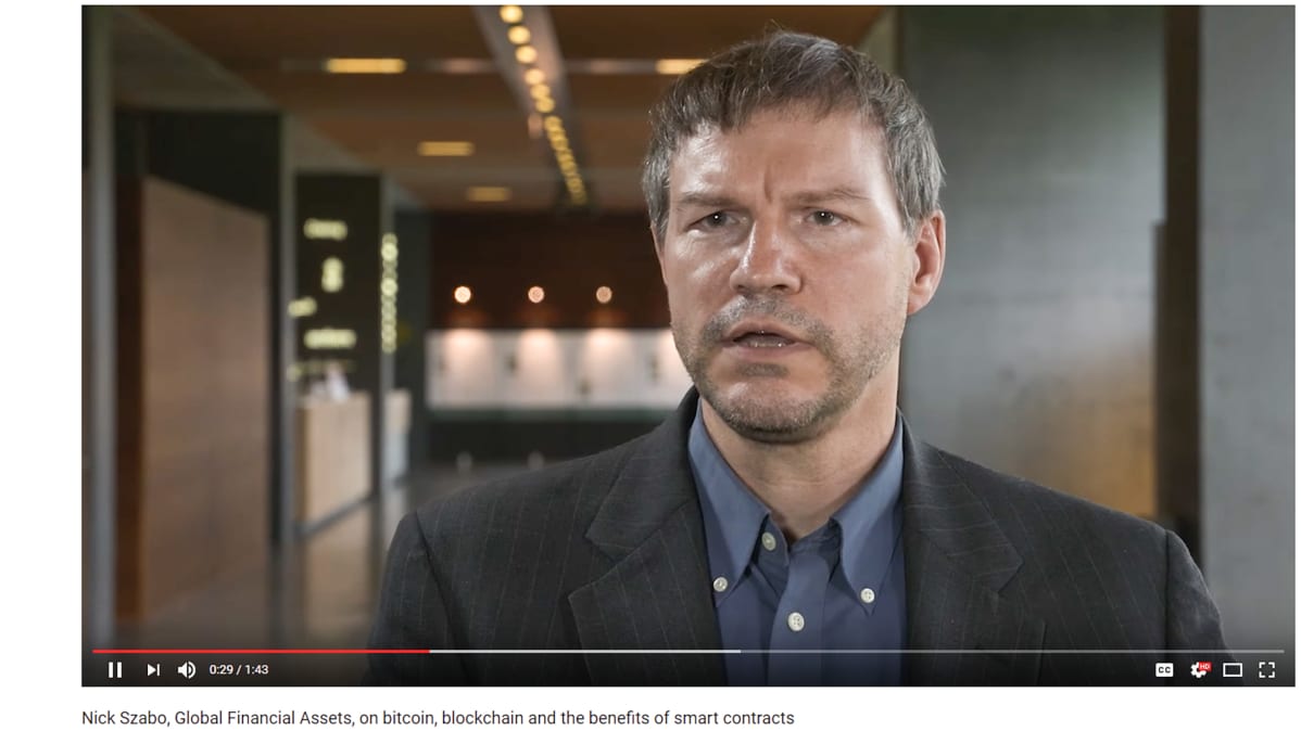 Kuvakaappaus Youtube-videosta, jolla Nick Szabo puhuu.
