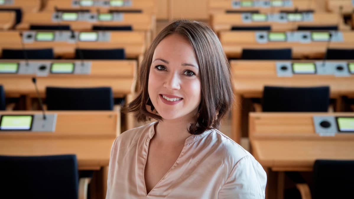 Liisa Ansala Rovaniemen kaupunginvaltuuston salissa