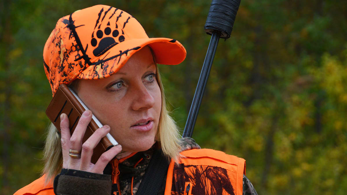 Pellon Erän jahtipäällikkö Hanna Rautio puhuu puhelimessa