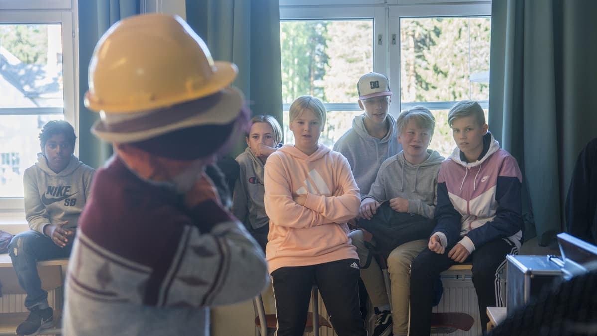 Kajaanin lyseon 8E luokan taidetestaajat