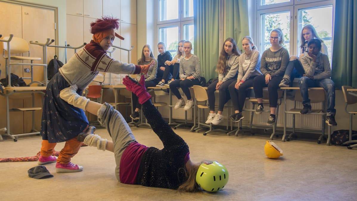 Vera Tegelman ja Laura Koistinen tanssiesityksessä