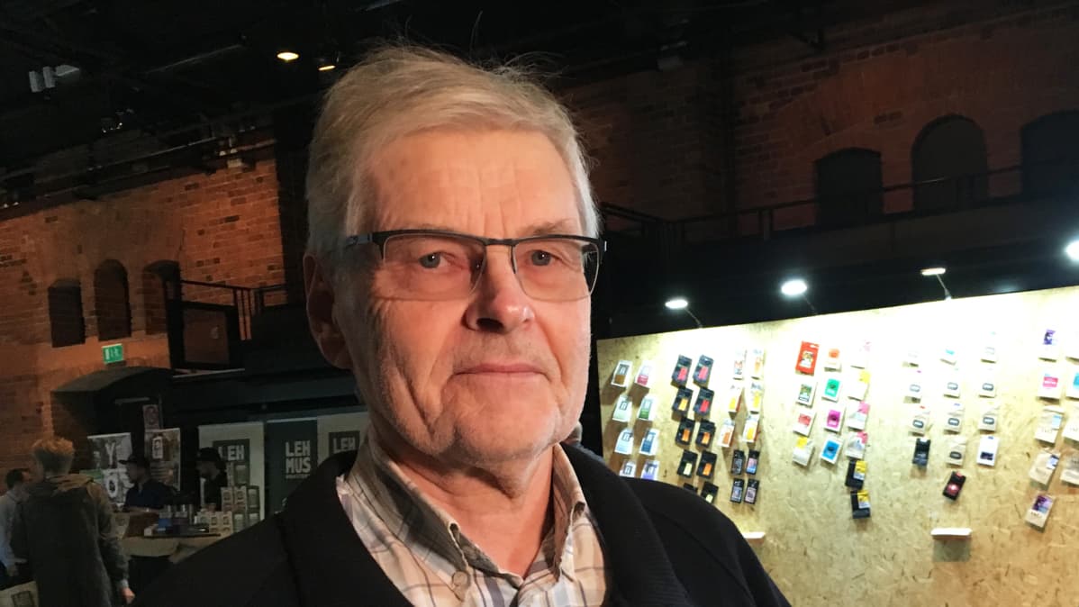 Tamperelainen Keijo Moilanen pienpaahtimomessuilla