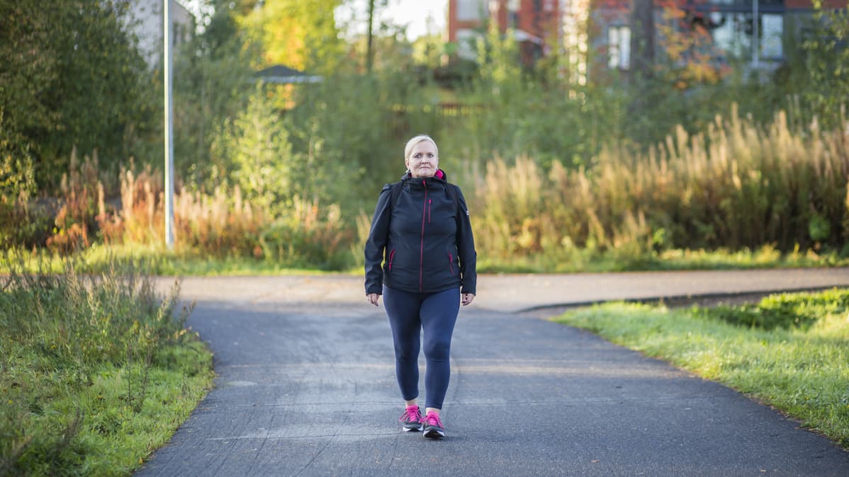 Nainen kävelee kadulla