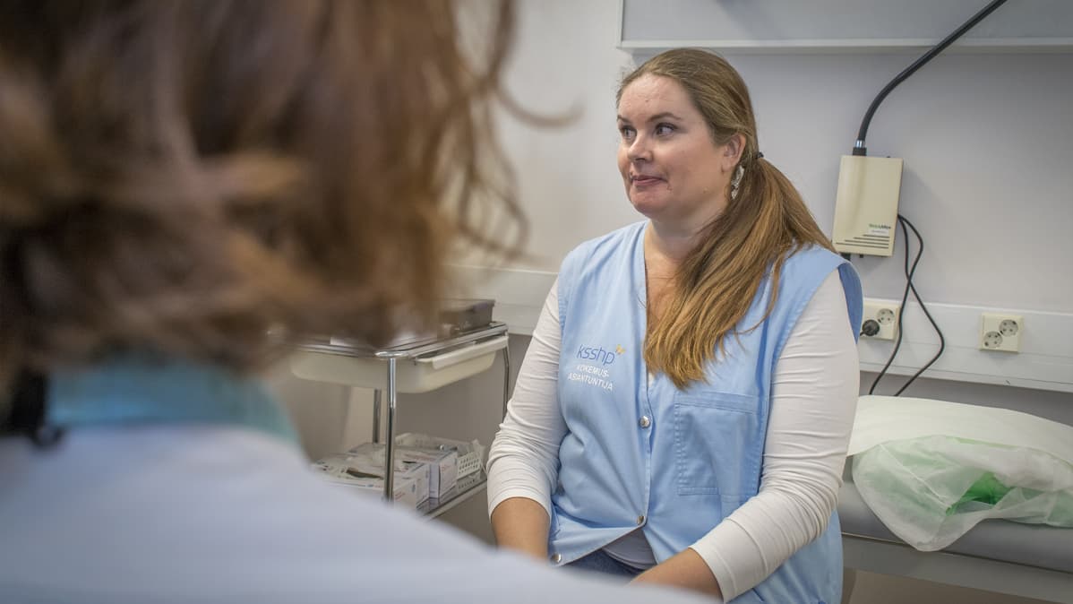Kokemusasiantuntija työssään terveyskeskuksessa.