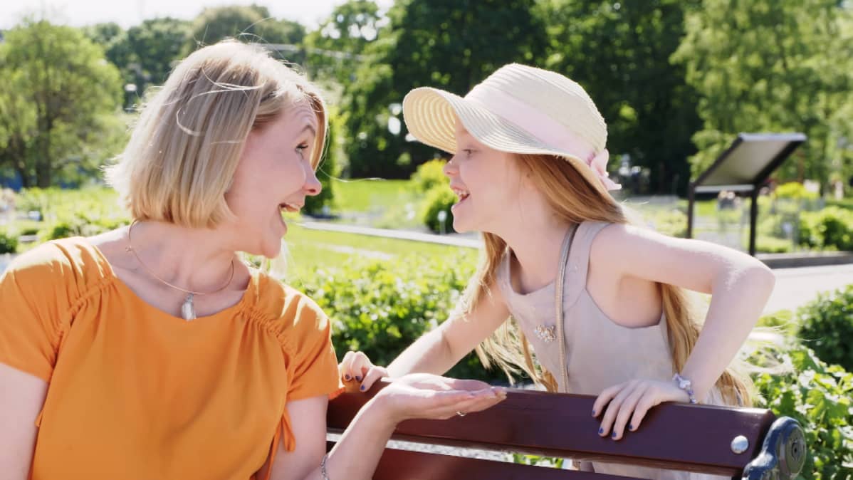 Maarit ja Sophia Kiprianoff yhteiskuvassa puutarhassa