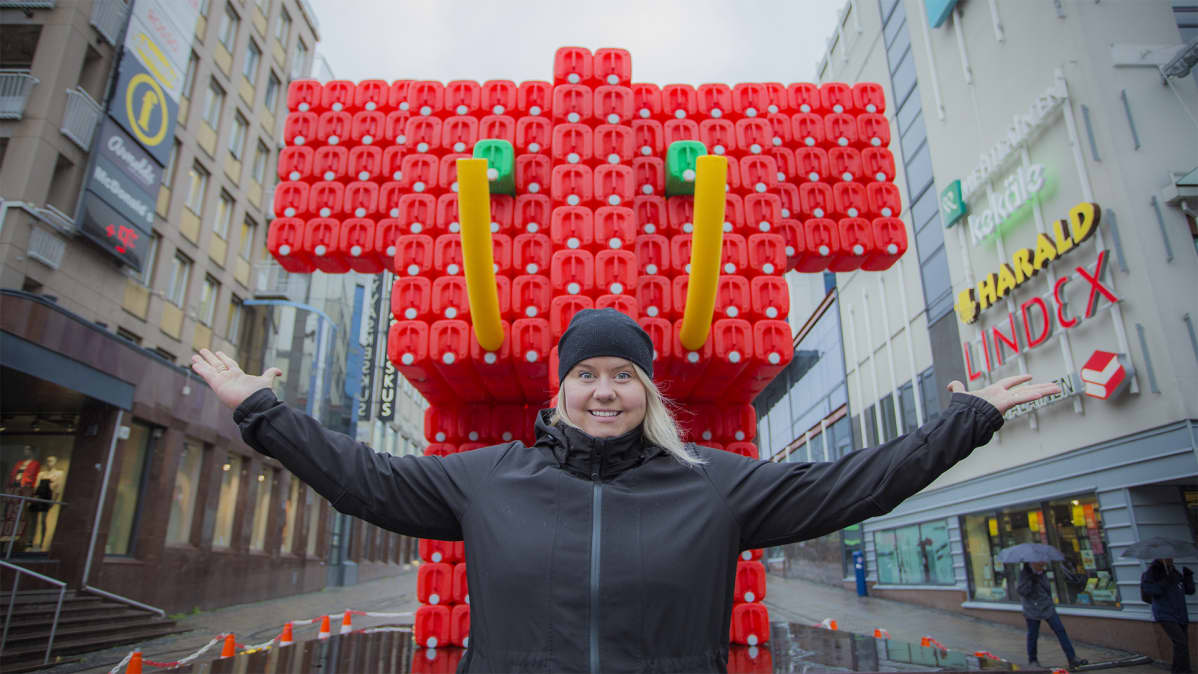 Valon kaupungin koordinaattori Elisa Hillgen ranskalaisen BIBI:n Eléphant Rouge -teoksen edessä.