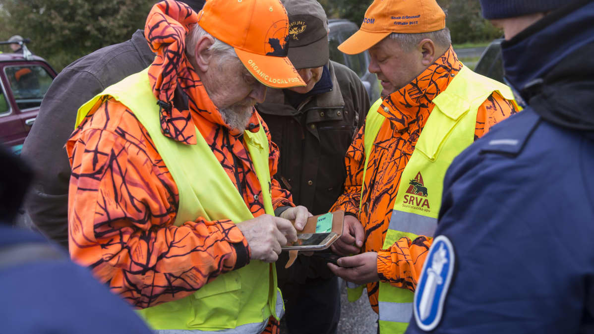 Metsästäjiä ja poliisi susijahdissa Siilinjärvellä.