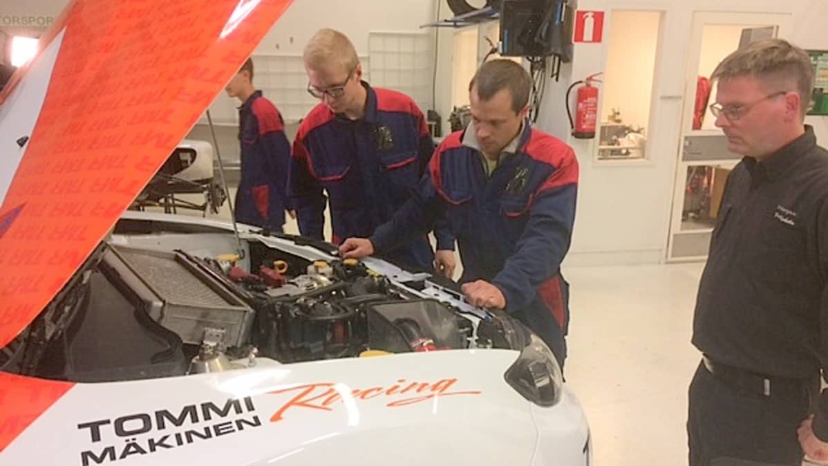 mekaanikko-oppilaita ralliauton ympärillä, ammatillinen aikuiskoulutus, kouluttaja Pasi Kahelin,Kouvola