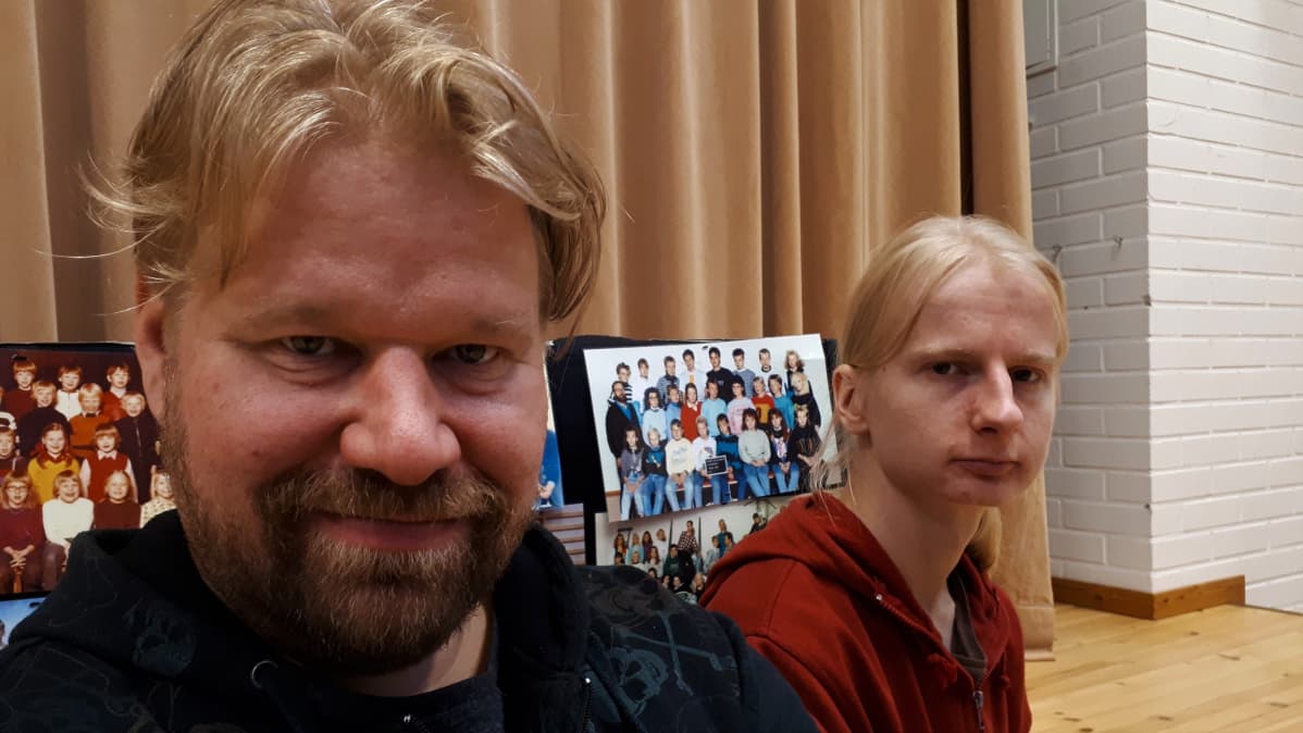 Kaksi vaaleatukkaista miesta lähikuvassa, taustalla koulukuvia