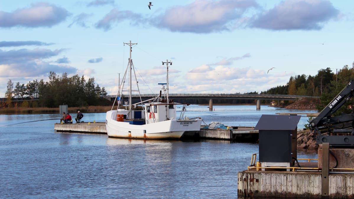 Kalastajien laiturilla Keihässalmessa