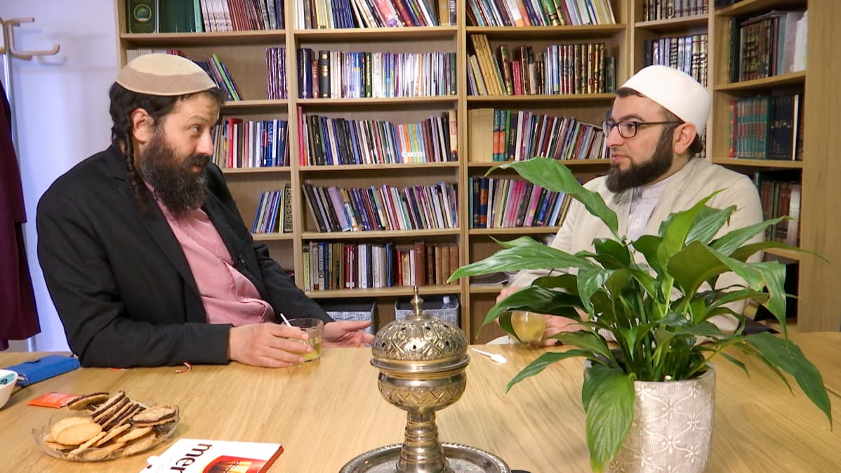 rabbi ja imaami istuvat pöydän ääressä