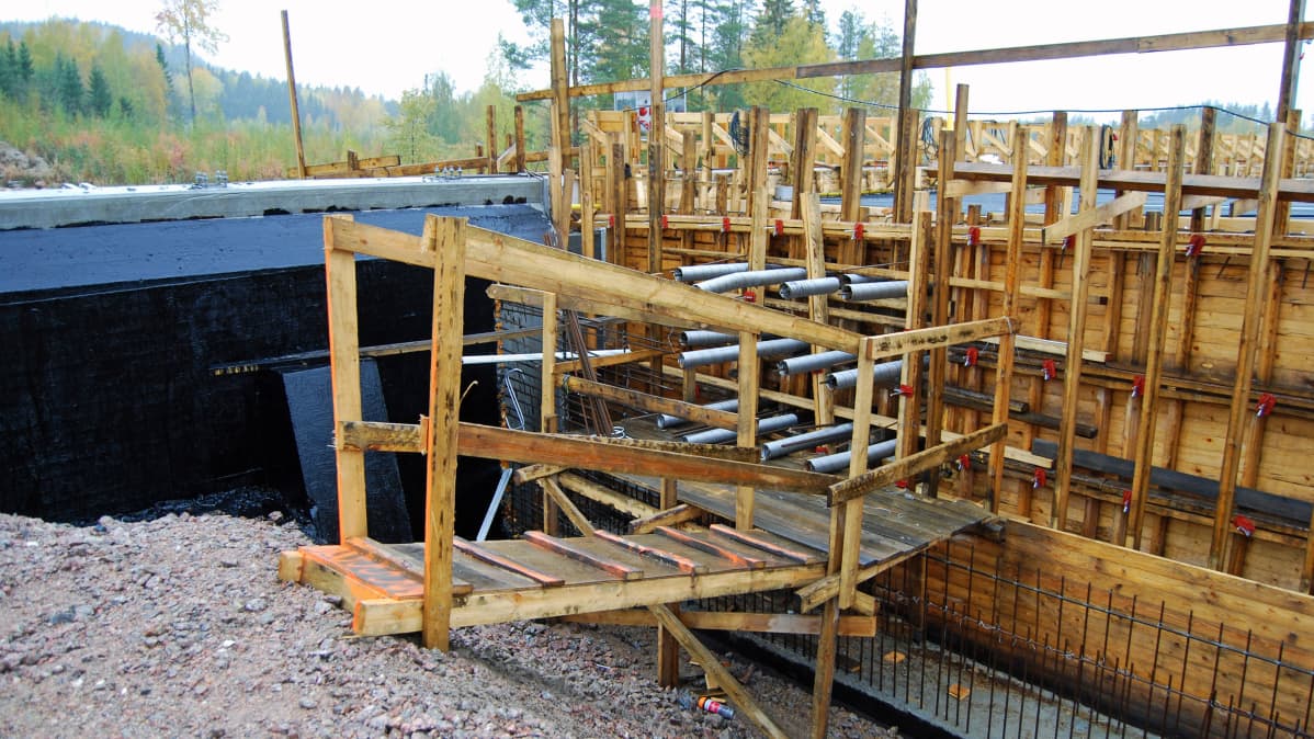 Tärttämäen uuden sillan rakenne pohjoispäässä. Harmaat putket jänteitä, joiden avulla silta puristetaan kaarelle.