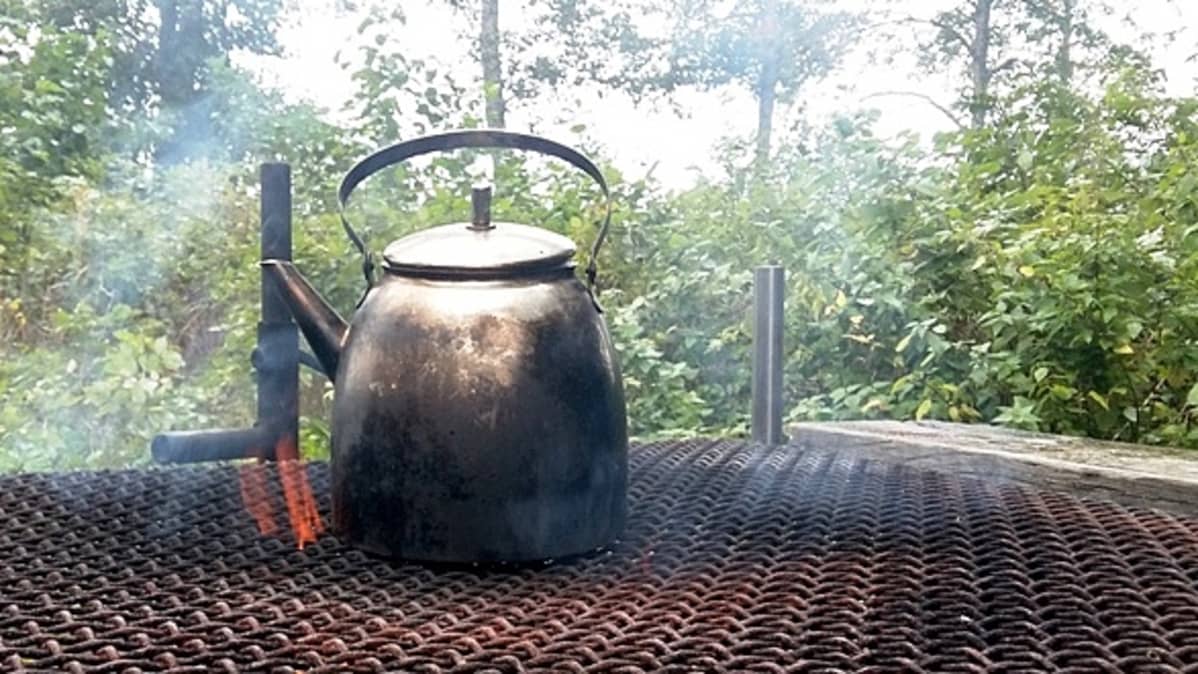 Nokipannu nuotion ritilällä