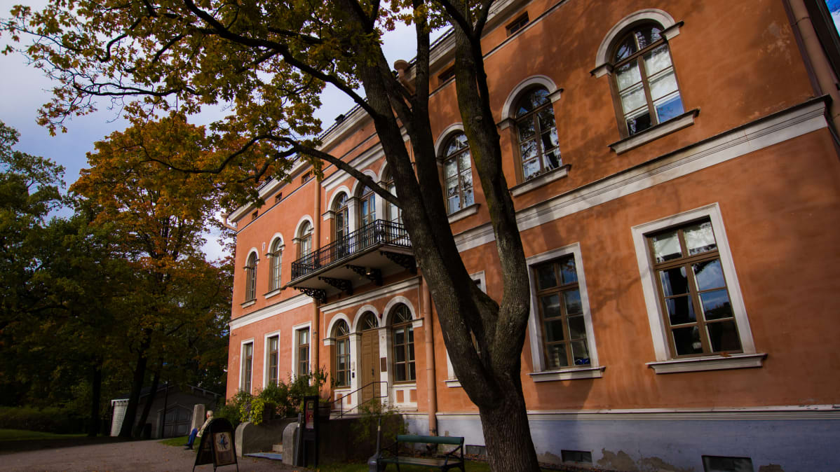 Helsingissä sijaitseva Hakasalmen huvila.