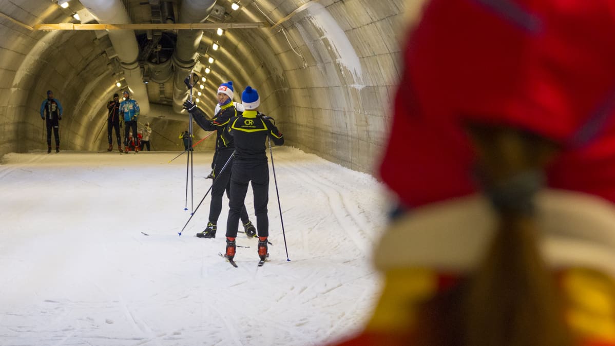 Kiinalaishiihtäjiä harjoittelemassa Vuokatin hiihtoputkessa.
