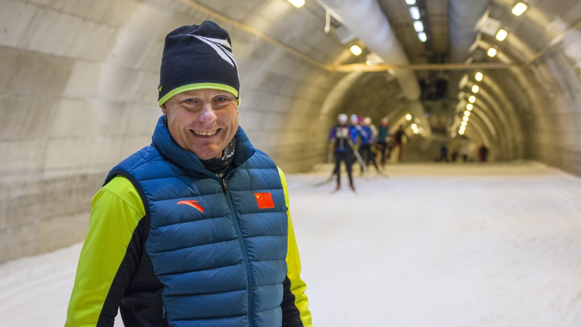 Glenn Lindholm valmentaa kiinalaishiihtäjiä.