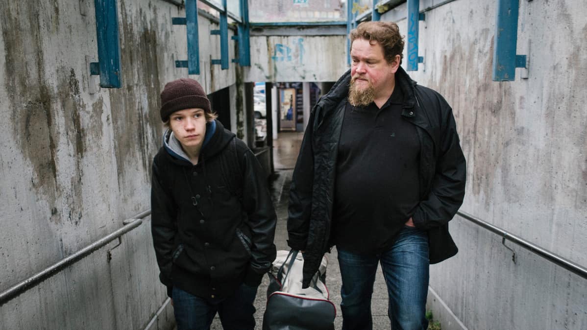 Ville Haapasalo on elokuvassa Janne, jonka tarjoamaan miehen malliin Lenni (Jere Ristseppä) tarttuu.