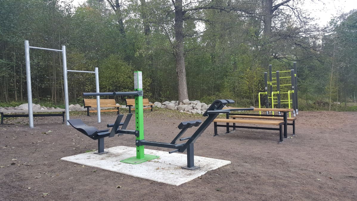 Rantaraitin varrella olevia kuntoilulaitteita