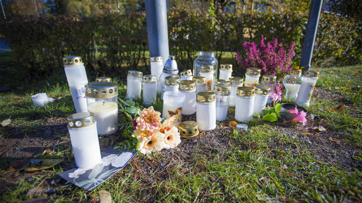 Kynttilöitä onnettomuuspaikalla. Köhniön Erämiehenkadulla lastenvaunuja työntänyt äiti jäi kuorma-auton alle ja kuoli.