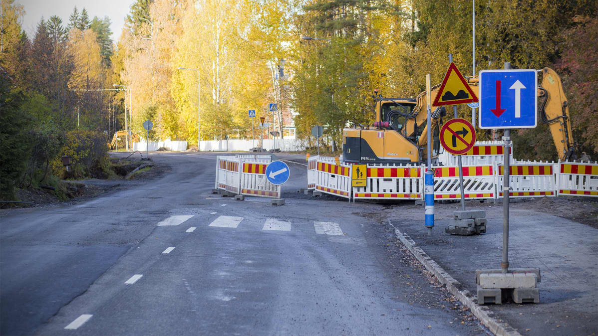 Köhniön Erämiehenkadulla lastenvaunuja työntänyt äiti jäi kuorma-auton alle ja kuoli.