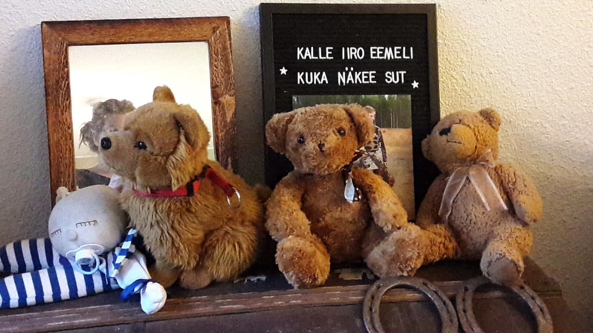 Kolme nallea hyllyn päällä