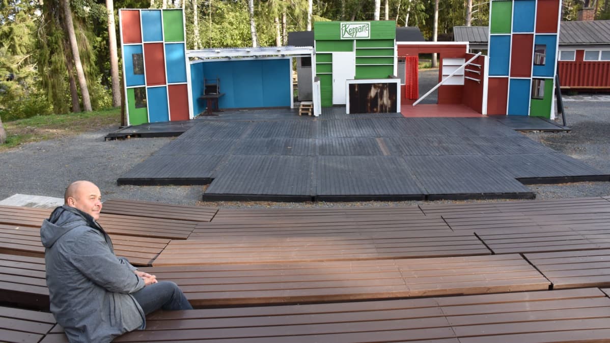 Åke Vastavirta istuu kesäteatterin katsomossa.