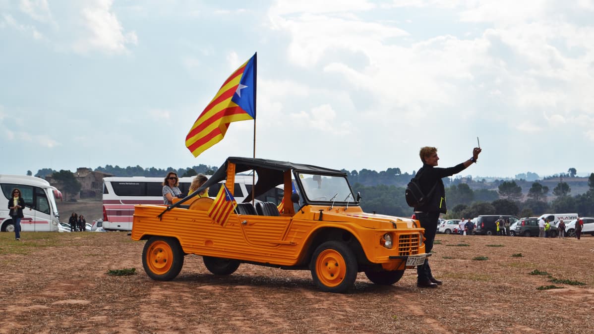Katalonian lippuja autossa.