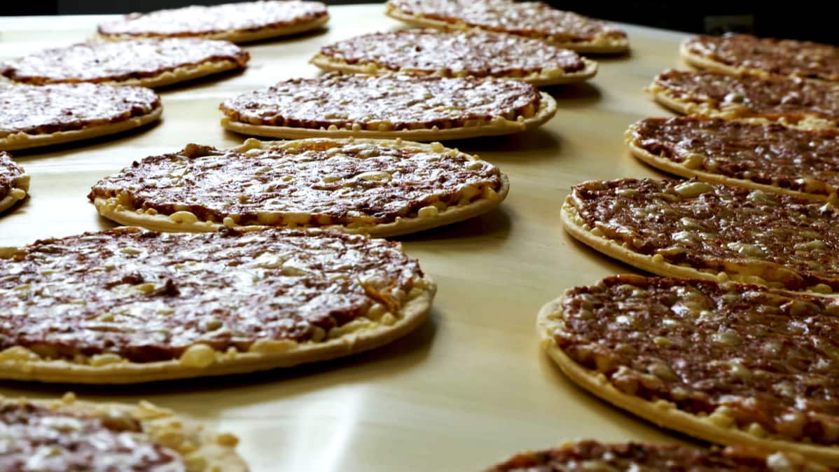 Juuri uunista tulleita Saarioisen 200g:n einespizzoja Valkeakosken tehtaalla Pirkanmaalla.