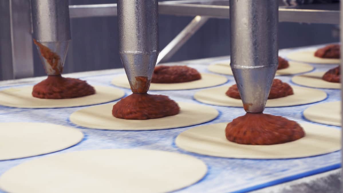 Saarioisten Valkeakosken tehtaan pizzalinjaston täyttökoneen suuttimet.