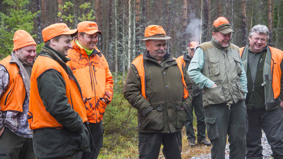 Hirviporukka hirvenmetsästys metsästys