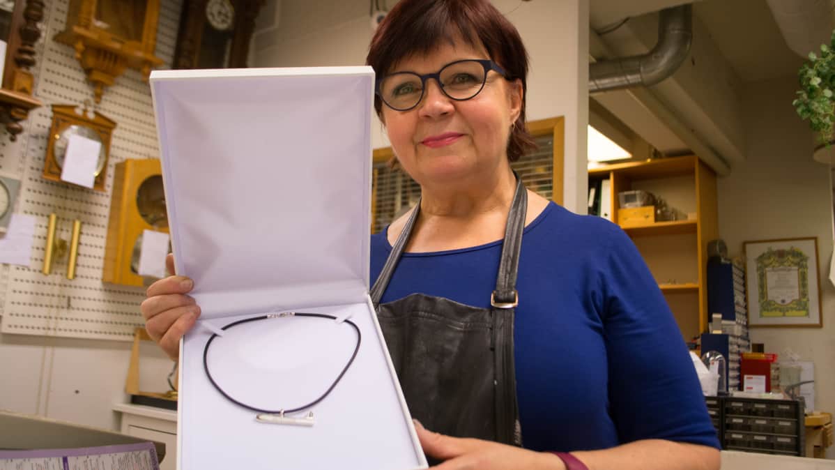 Pipsa Pasanen esittelee Silverstar-korua.