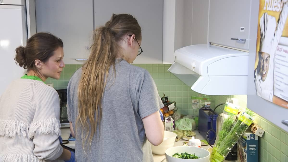 Nuoret kokkaavat keittiössä