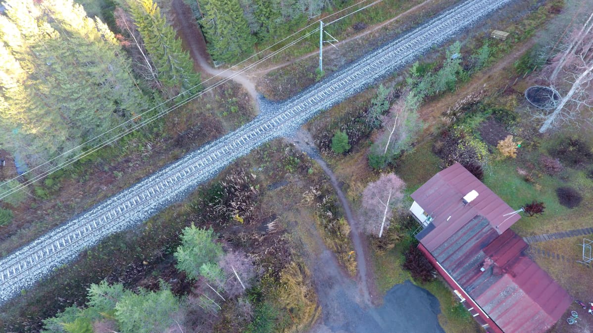Radan yli menevää oikopolkua käytetään ahkerasti. Kulkijoiden talloma polku näkyy hyvin ylhäältä.