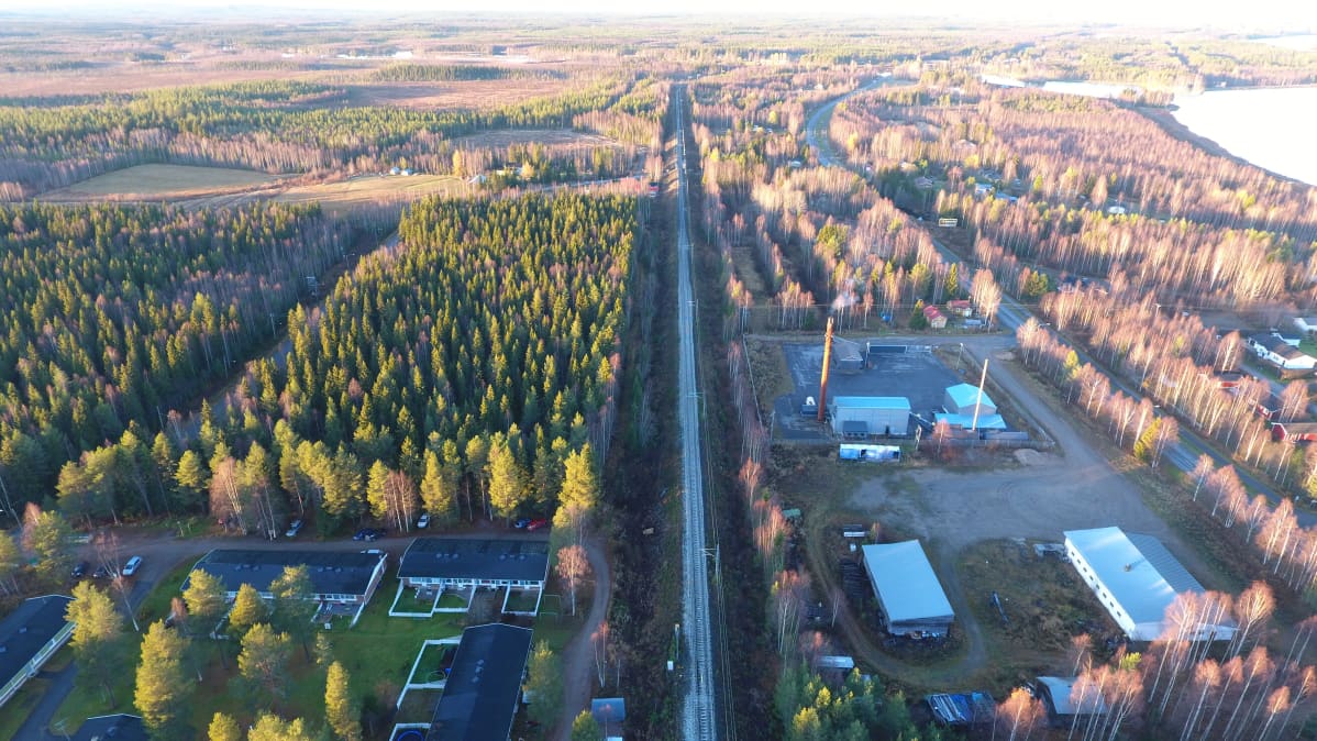 Rovaniemen ja Muurolan välillä rakennetaan aita estämään porojen pääsyn radalle.