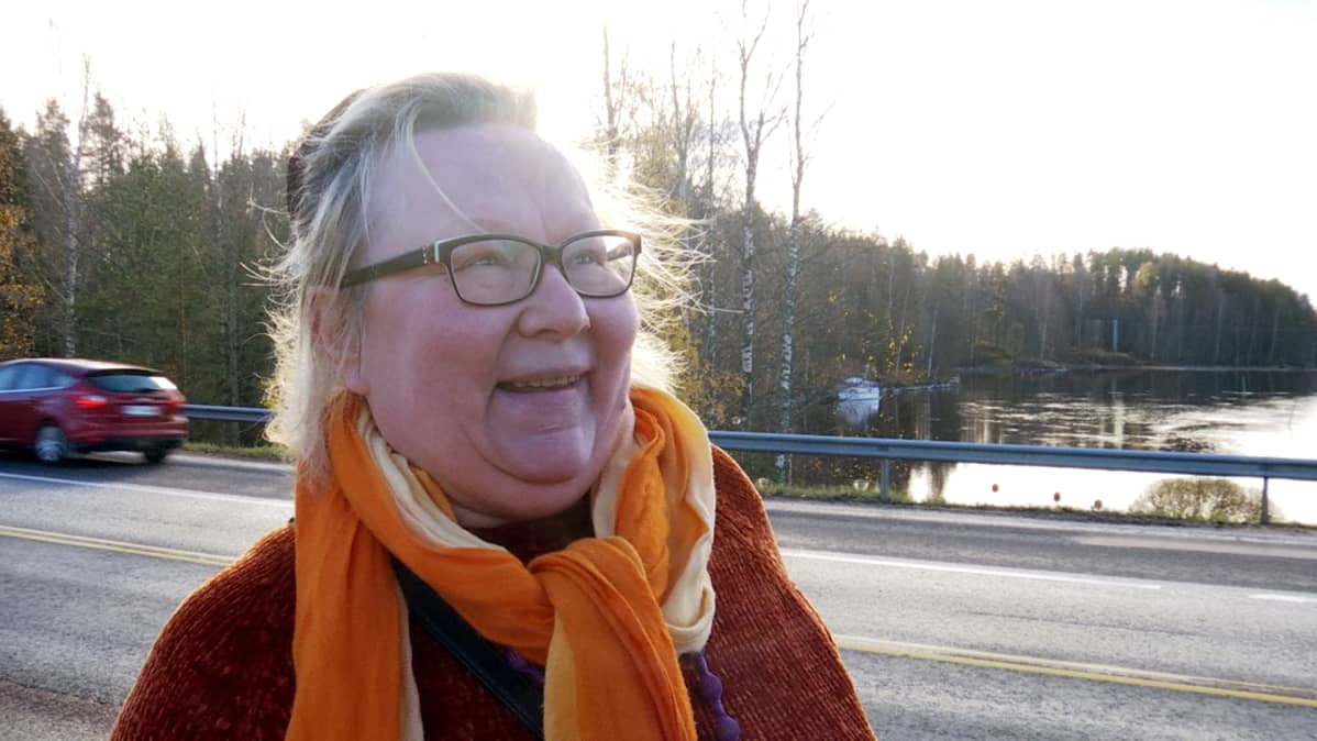 Kirsi Hokkanen asuu Vaajakosken Hupelissa, hänen salainen uimapaikkansa uhkaa jäädä moottoritien alle.