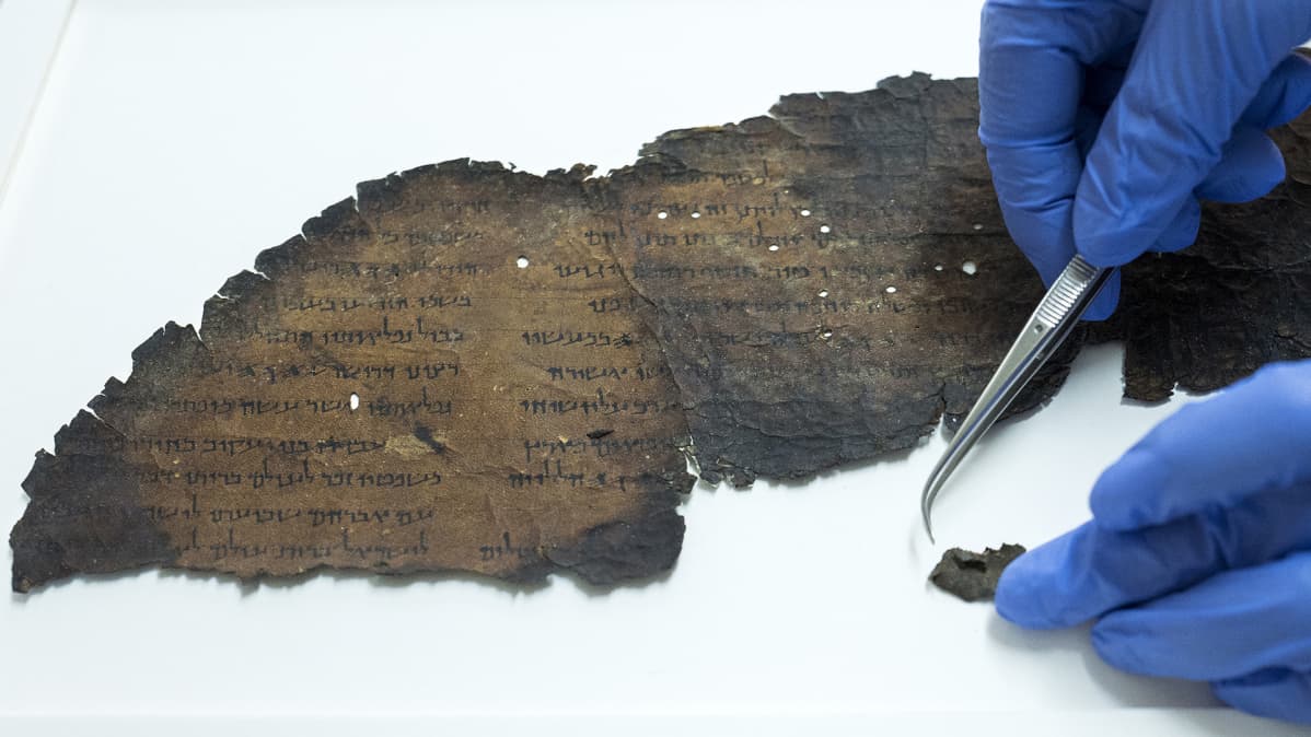 Kuolleenmeren kääröjen tutkimusta laboratoriossa Israelin kansallismuseossa Jerusalemissa.