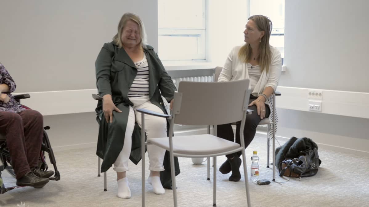 Taina Lehikoinen tekee harjoitusta Radikaali rehellisyys -kurssilla.