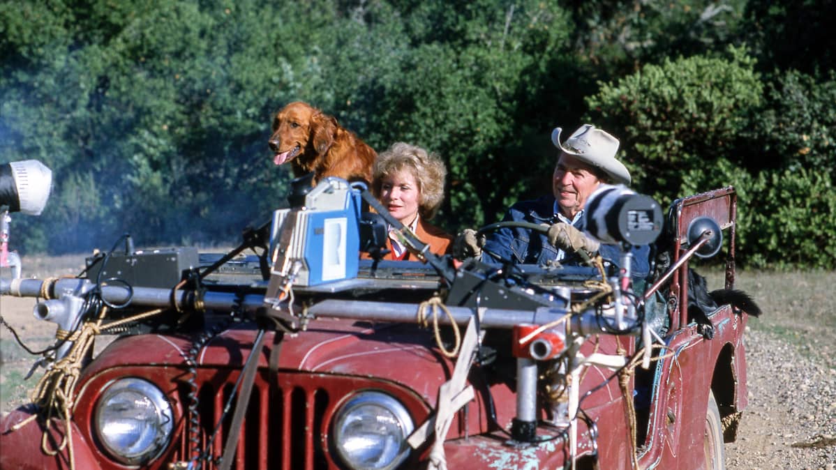 Barbara Walters ja Ronald Reagan jeepissä.