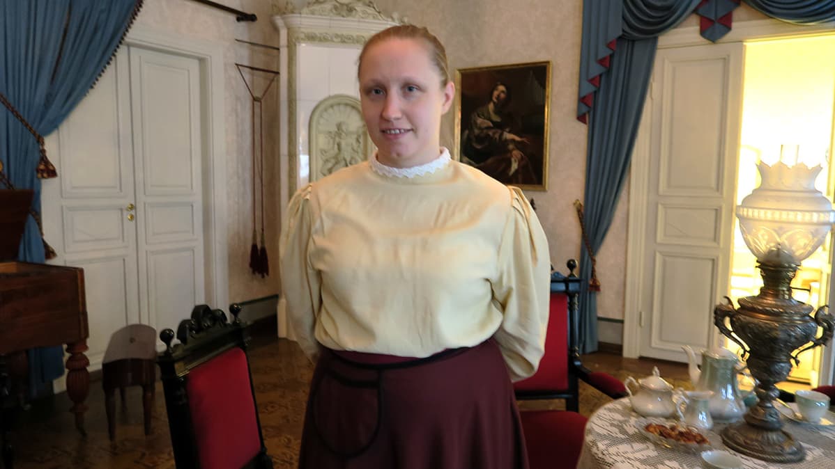 Nuori nainen vanhassa talossa